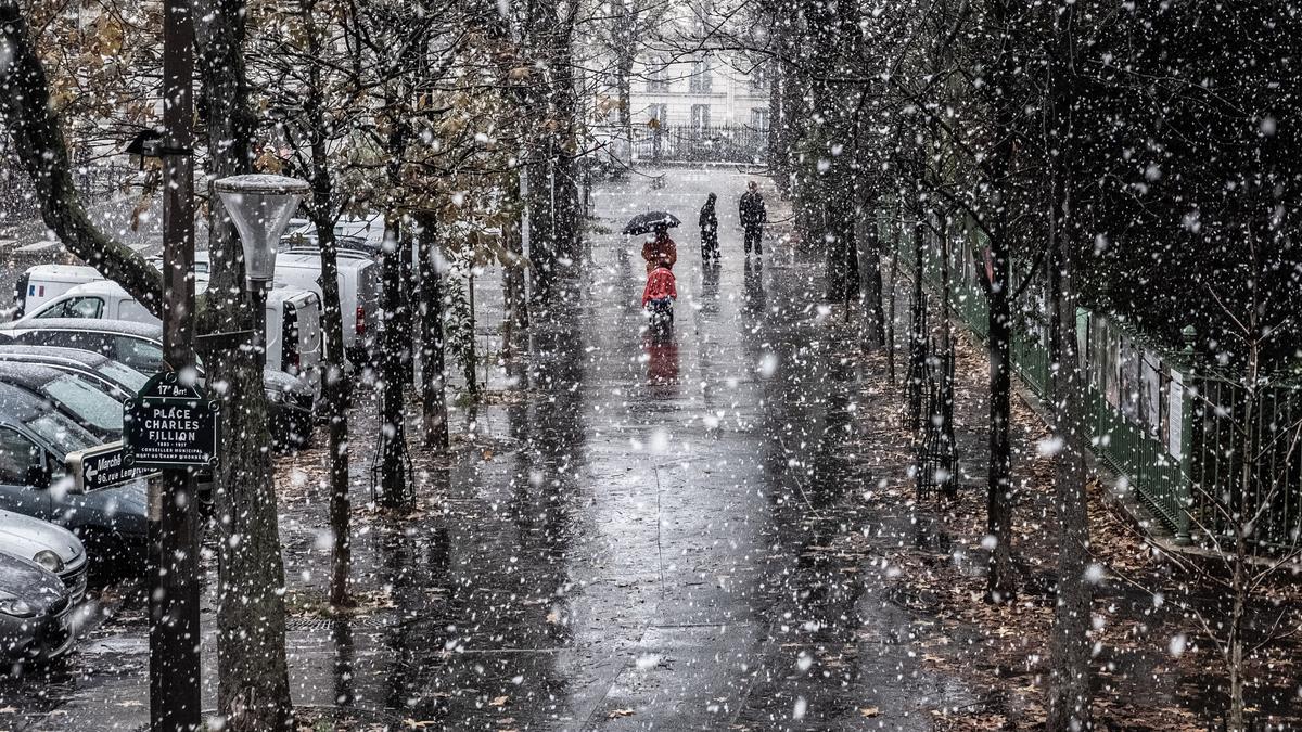 La Nieve Cubre Par S El Temporal Obliga A Cerrar La Torre Eiffel Y A