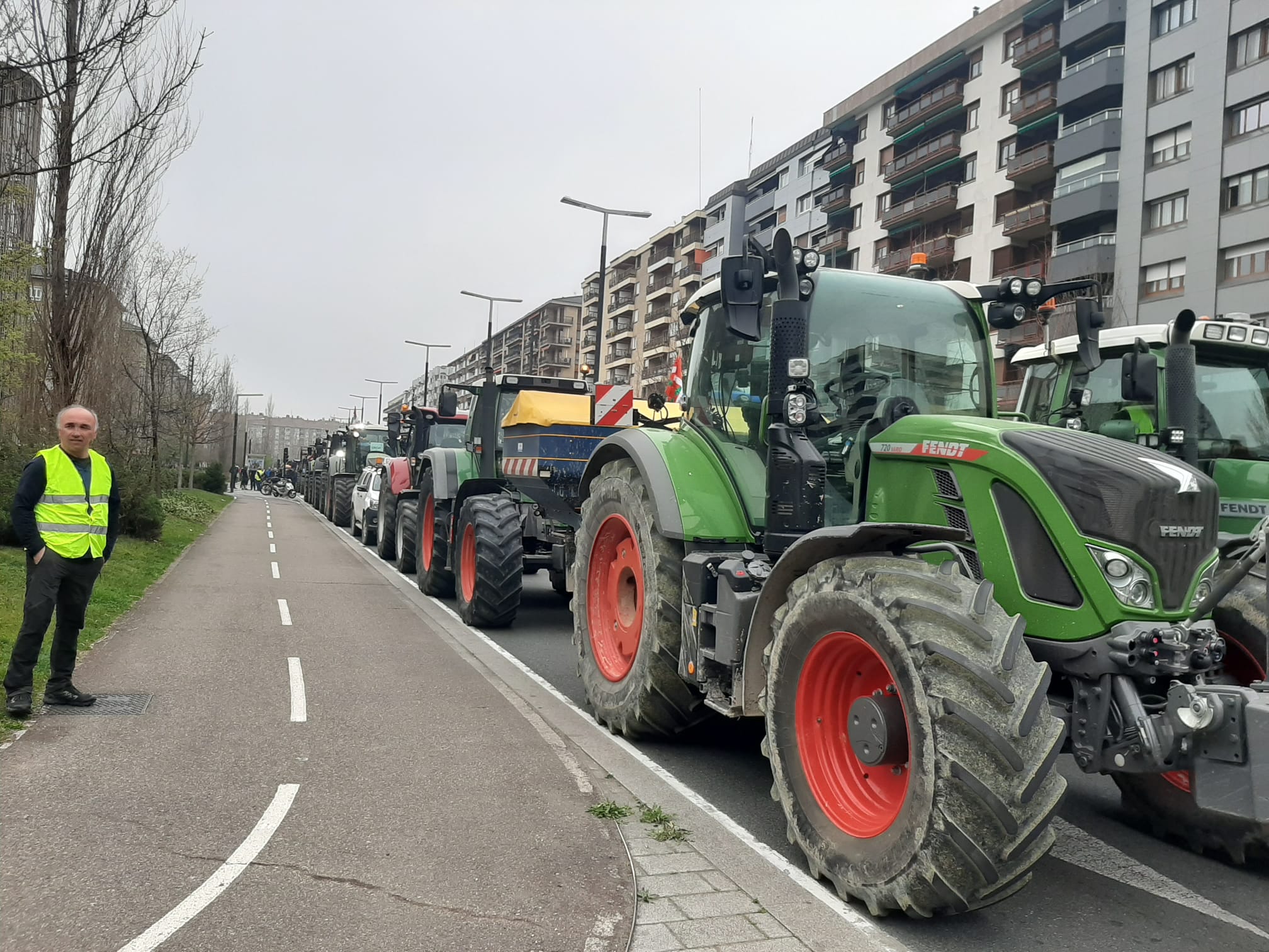 VÍDEO Unos 40 tractores cortan la avenida de Gasteiz de la capital