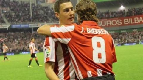Óscar De Marcos y Julen Guerrero en la despedida del viejo San Mamés. Foto: 8julenguerrero.com Óscar De Marcos y Julen Guerrero en la despedida del viejo San Mamés. Foto: 8julenguerrero.com