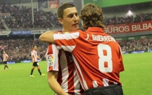 Óscar De Marcos y Julen Guerrero en la despedida del viejo San Mamés. Foto: 8julenguerrero.com Óscar De Marcos y Julen Guerrero en la despedida del viejo San Mamés. Foto: 8julenguerrero.com