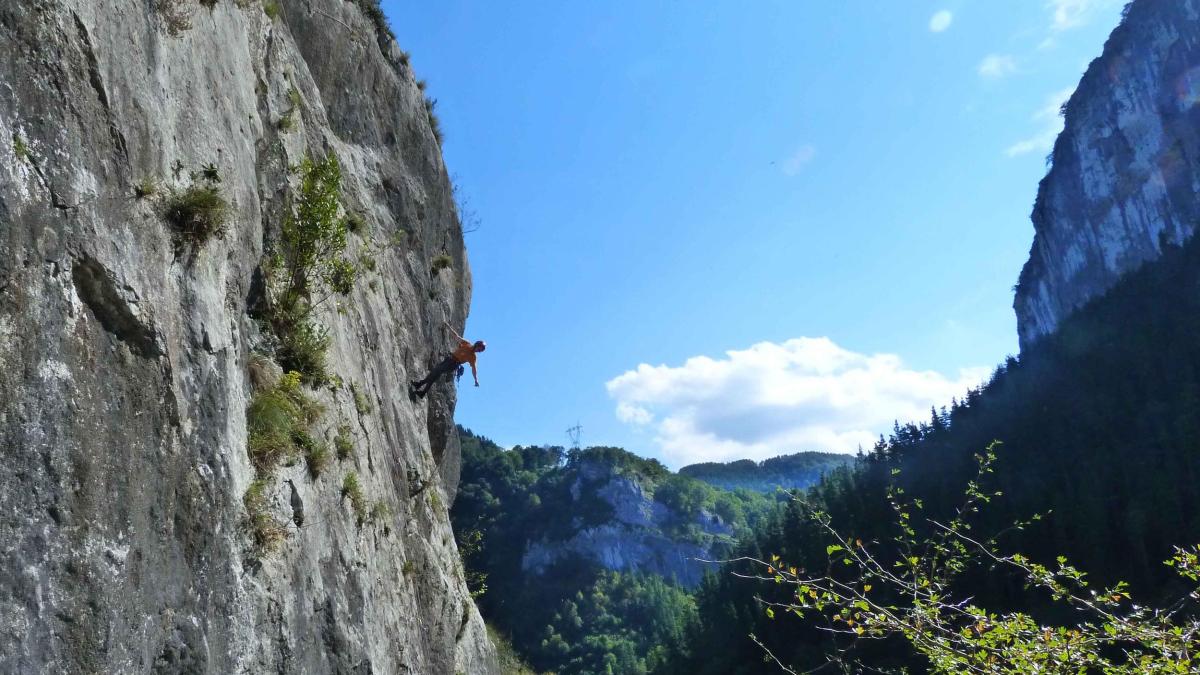 Una persona escalando una montaña en Gipuzkoa. Diputación de Gipuzkoa