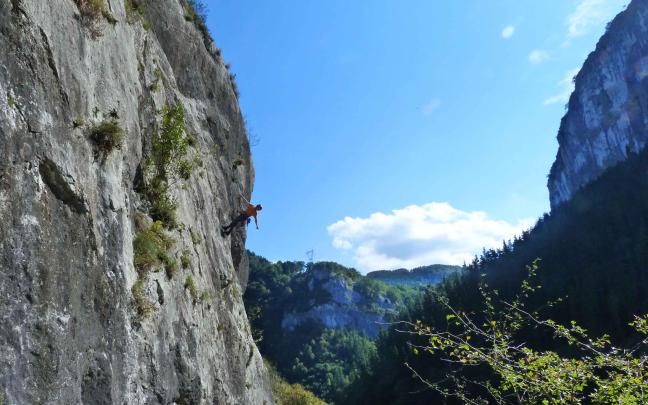 Una persona escalando una montaña en Gipuzkoa. Diputación de Gipuzkoa