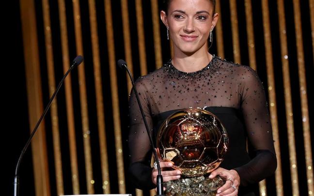 Aitana Bonmatí posa con el Balón de Oro Aitana Bonmatí posa con el Balón de Oro