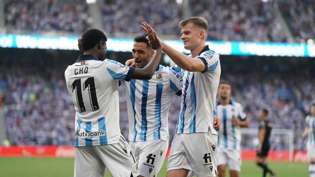 Sorloth celebra junto a Mikel Merino un gol de Cho en el último partido de Liga. / RUBEN PLAZA