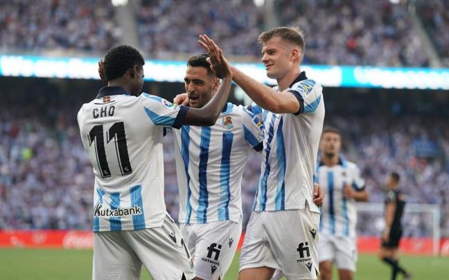 Sorloth celebra junto a Mikel Merino un gol de Cho en el último partido de Liga. / RUBEN PLAZA