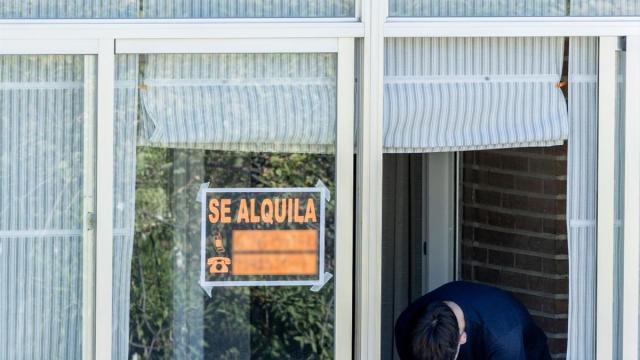 Un cartel que anuncia que se alquila una vivienda.