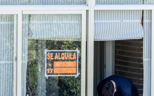 Un cartel que anuncia que se alquila una vivienda.