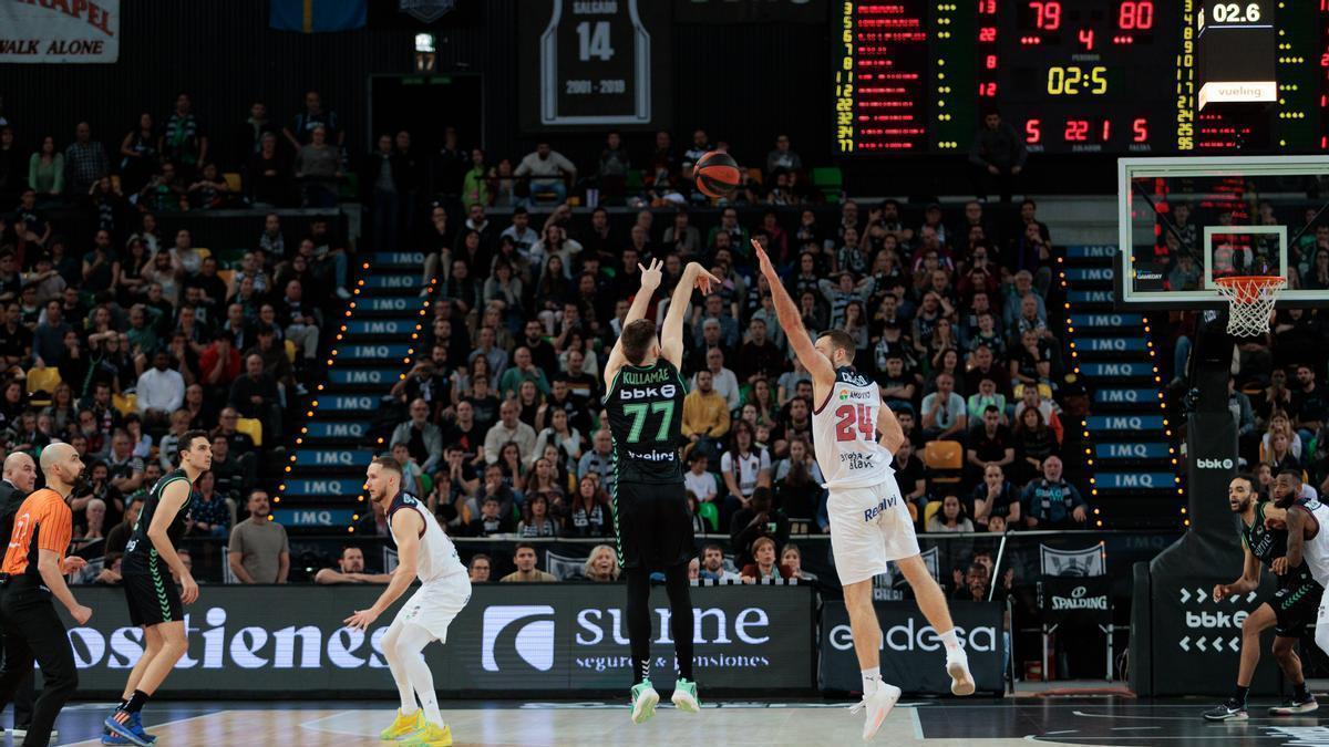 Kullamäe impulsando el balón que decanta el derbi de Miribilla a favor de Bilbao Basket