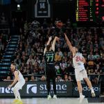 Kullamäe impulsando el balón que decanta el derbi de Miribilla a favor de Bilbao Basket