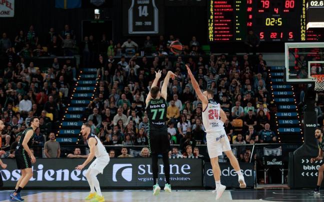 Kullamäe impulsando el balón que decanta el derbi de Miribilla a favor de Bilbao Basket Kullamäe impulsando el balón que decanta el derbi de Miribilla a favor de Bilbao Basket