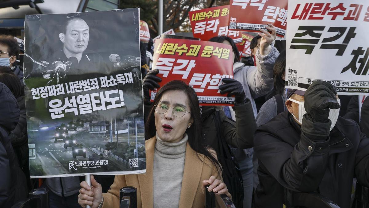 Manifestantes se reúnen en Seúl para protestar contra el presidente de Corea del Sur, Yoon Suk-yeol, tras su declaración de la ley marcial.