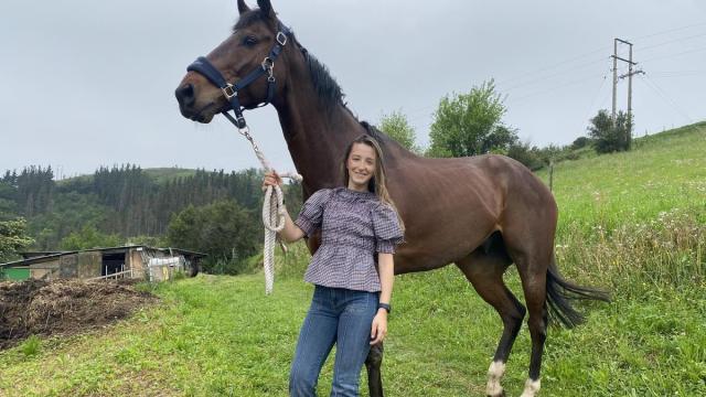 Eneritz Etxabe, jinete zumaiarra, con su caballo Koronel.