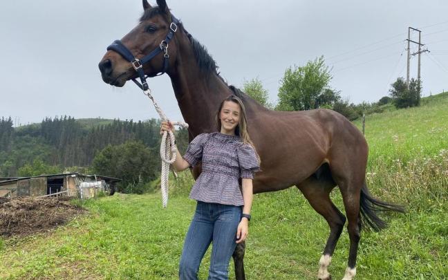Eneritz Etxabe, jinete zumaiarra, con su caballo Koronel.