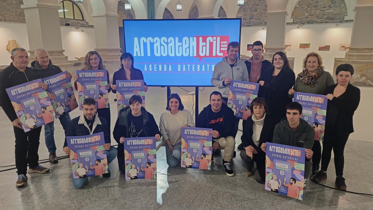 Representantes municipales y de diversos colectivos en la presentación de 'Arrasaten TRIL'.