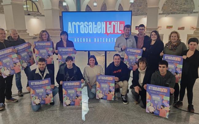 Representantes municipales y de diversos colectivos en la presentación de 'Arrasaten TRIL'.