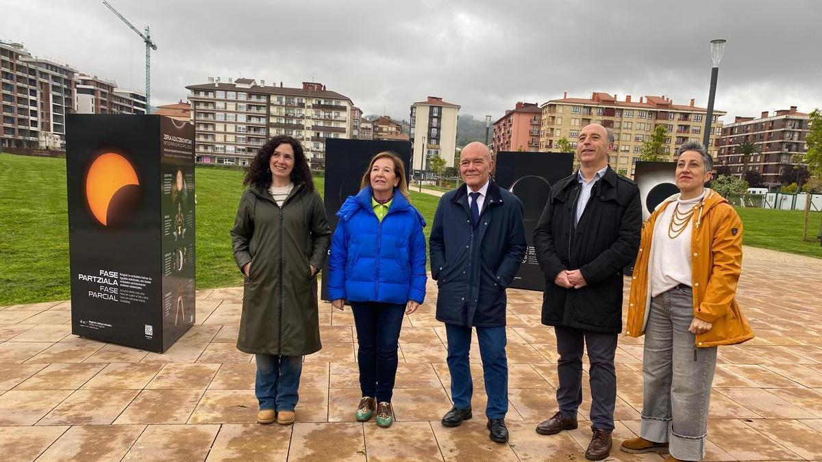 Virginia García, Ana Belén, Juan Ignacio Pérez, Jesús Arana e Irune Urbieta en la inauguración de la exposición en Zarautz.