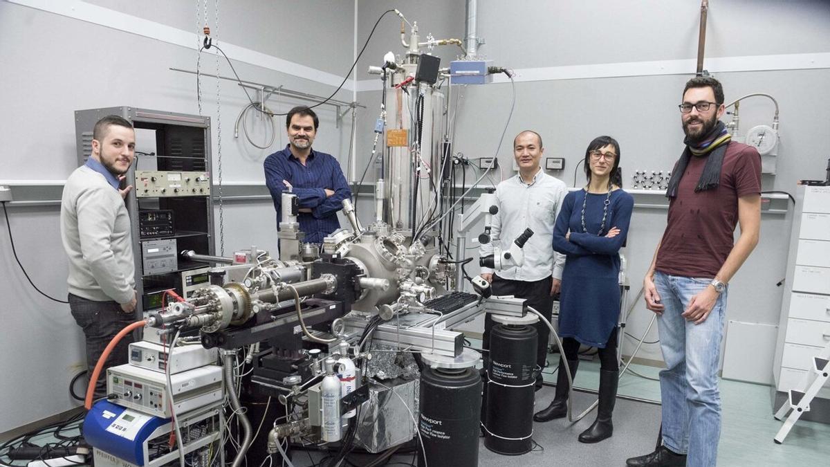 Niklas Friedrich, a la derecha, junto a otros investigadores del CIC Nanogune.