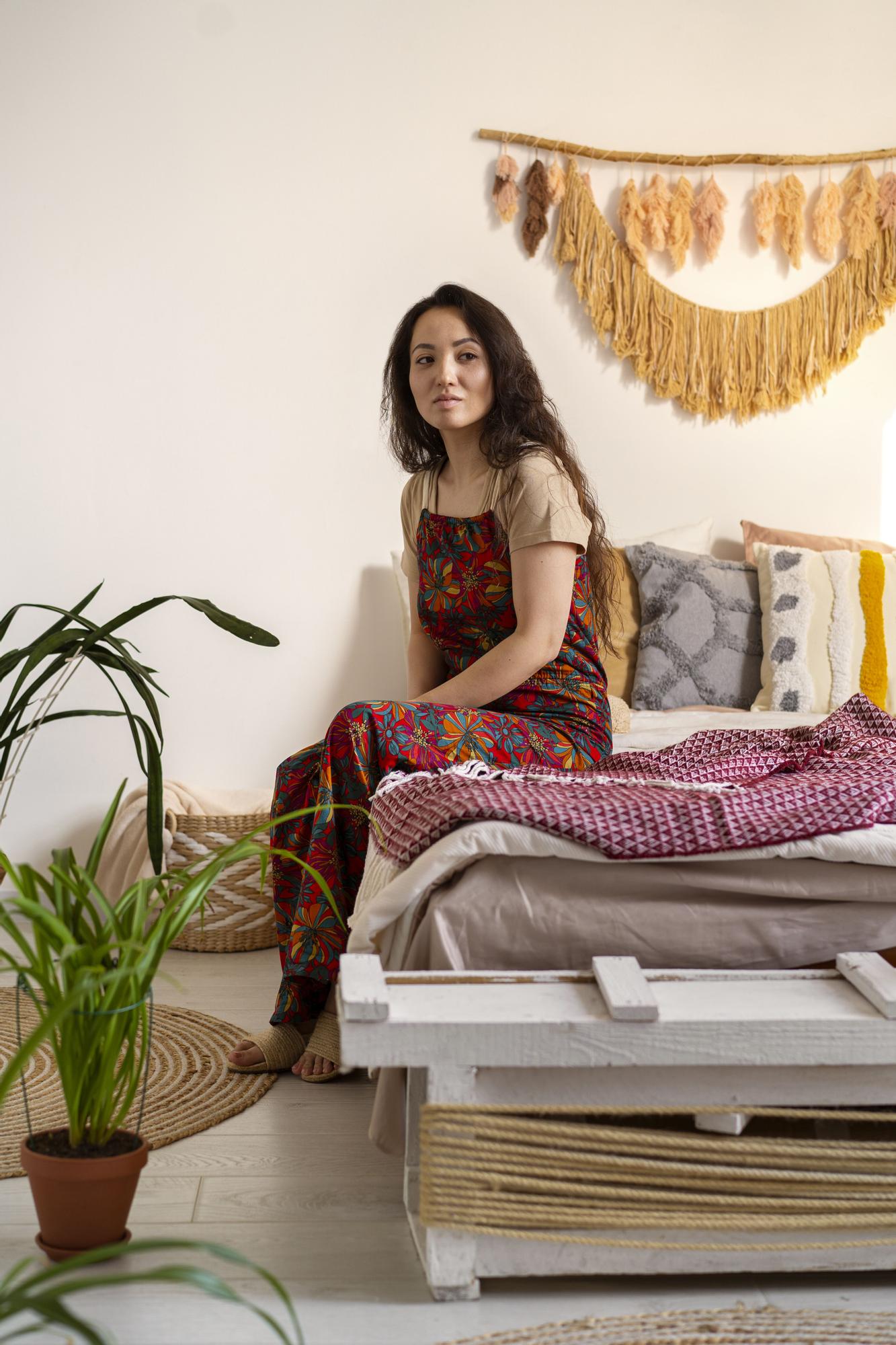 Una mujer en su habitación estilo boho.