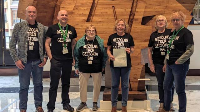 Miembros de la plataforma Altzolan Tren Geltokia Bai en el Parlamento Vasco.