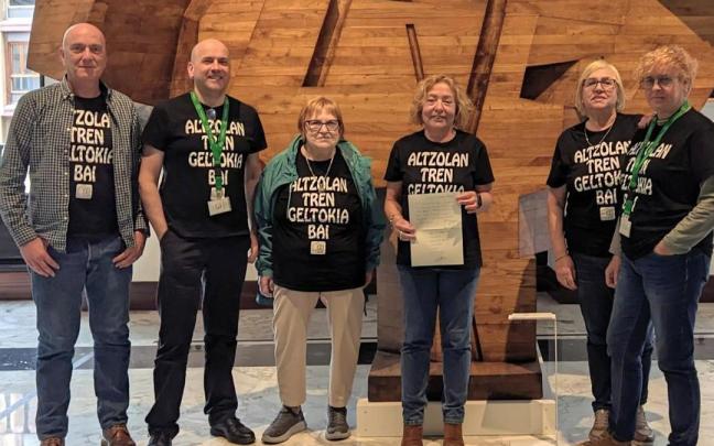 Miembros de la plataforma Altzolan Tren Geltokia Bai en el Parlamento Vasco.