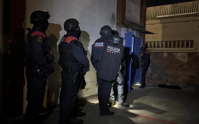 Uno de les registros contra el tráfico de armas y drogas en Barcelona y Girona.
