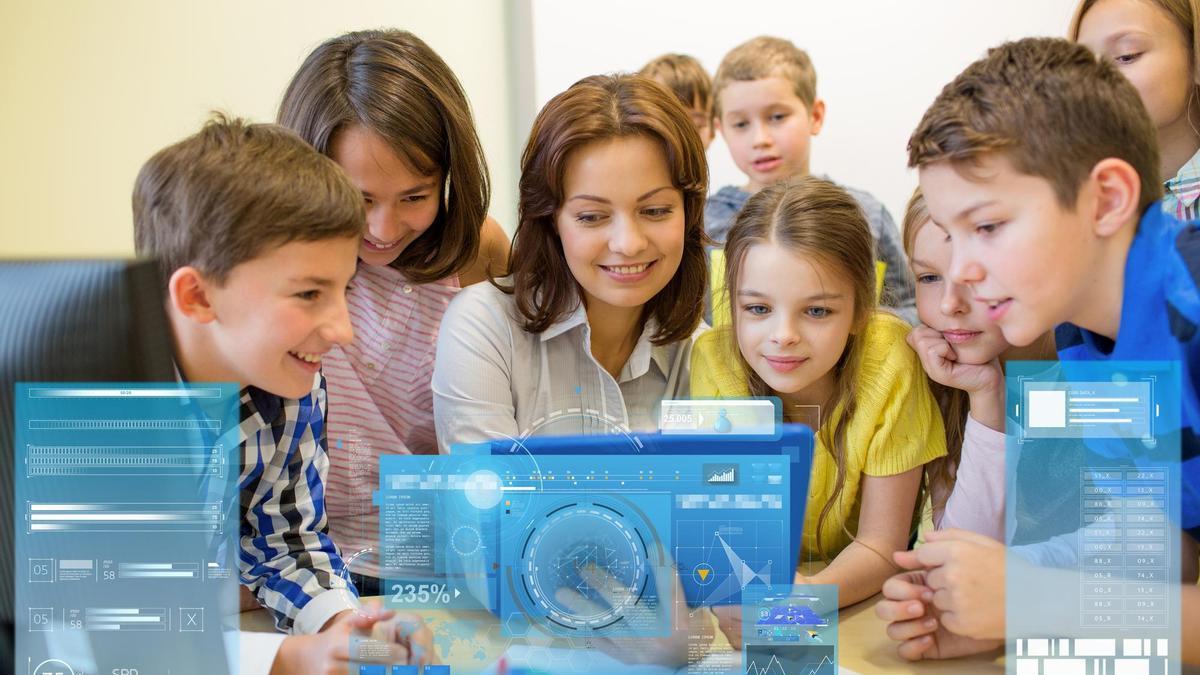 Un grupo de alumnos de Primaria trabaja con IA junto a su maestra.