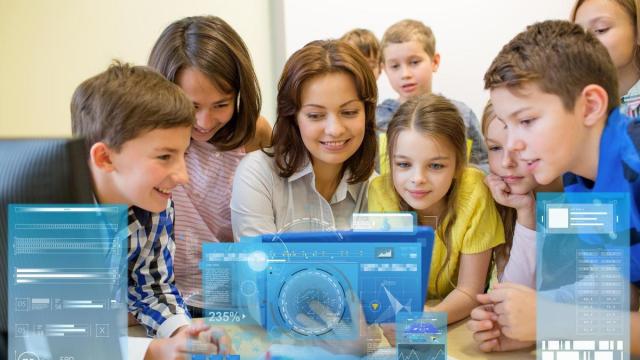Un grupo de alumnos de Primaria trabaja con IA junto a su maestra.