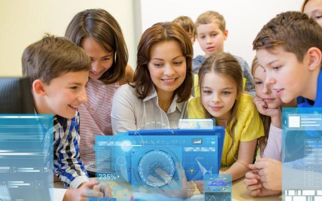 Un grupo de alumnos de Primaria trabaja con IA junto a su maestra.