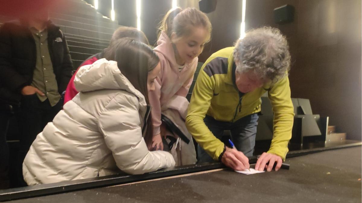 Soria firmando autógrafos para unos niños aficionados a la montaña que no quisieron perderse la charla del veterano montañero.