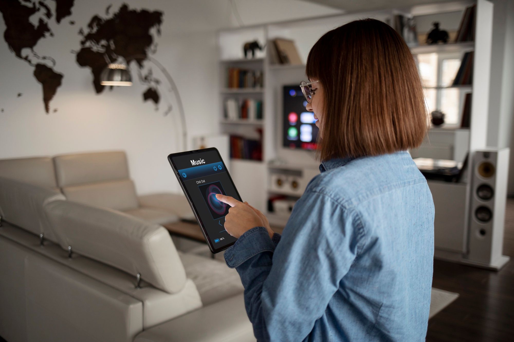 Una mujer pone música desde la tablet.