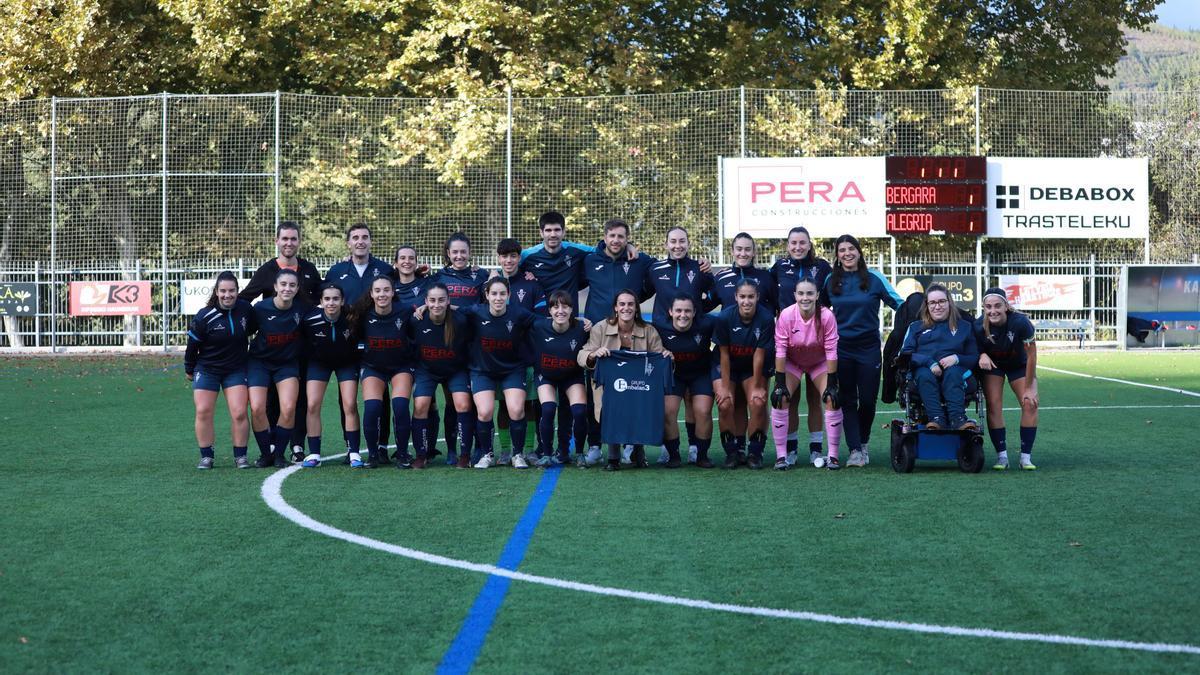 Nerea Agirrezabal con la camiseta del BKE en el homenaje que recibió este domingo en Agorrosin, junto a las jugadoras del Bergara, técnicos y directiva.
