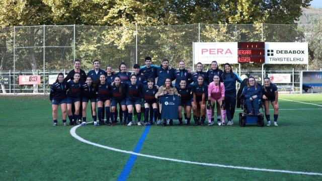 Nerea Agirrezabal con la camiseta del BKE en el homenaje que recibió este domingo en Agorrosin, junto a las jugadoras del Bergara, técnicos y directiva.