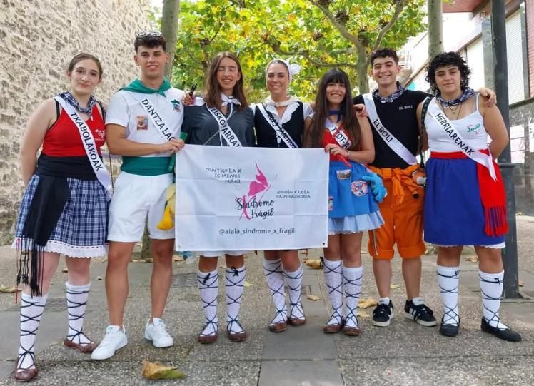 Los representantes de las cuadrillas de fiestas de Amurrio dando visibilidad al Síndrome X Frágil el pasado agosto