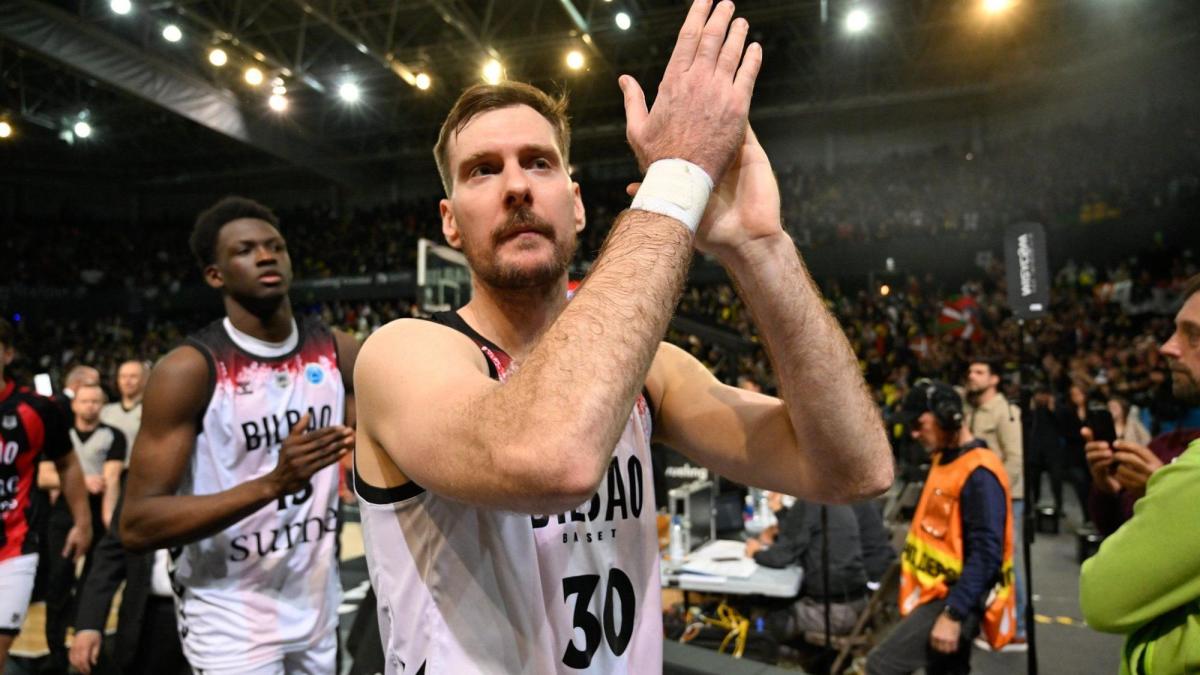 Zoran Dragic aplaudiendo a la grada después del choque de ida de la final de la FIBA Europe Cup. Foto: OSKAR GONZÁLEZ