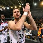 Zoran Dragic aplaudiendo a la grada después del choque de ida de la final de la FIBA Europe Cup. Foto: OSKAR GONZÁLEZ