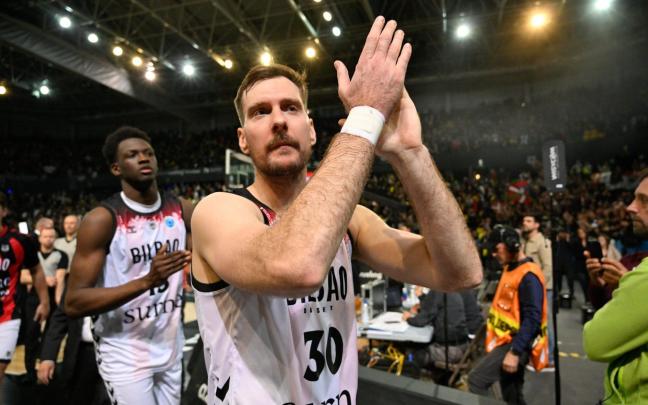 Zoran Dragic aplaudiendo a la grada después del choque de ida de la final de la FIBA Europe Cup. Foto: OSKAR GONZÁLEZ Zoran Dragic aplaudiendo a la grada después del choque de ida de la final de la FIBA Europe Cup. Foto: OSKAR GONZÁLEZ