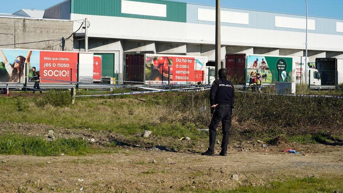 Varios agentes de Policía trabajan en el lugar de los hechos.