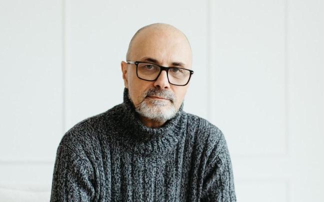 Manuel Esteban es médico, profesor y escritor.