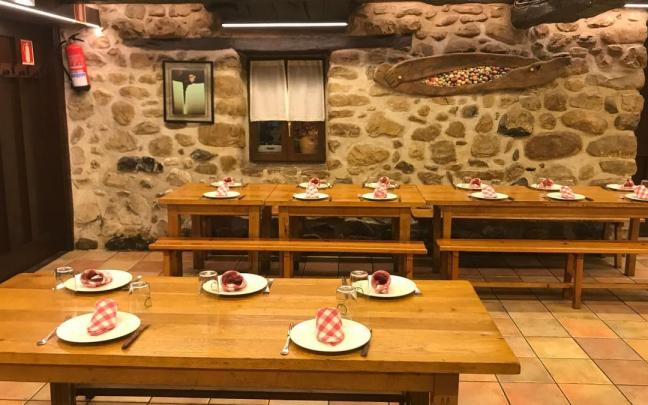 El comedor de la sidrería Urbitarte, con 19 cubiertos a la espera de los 44 comensales que no aparecieron. N.G.