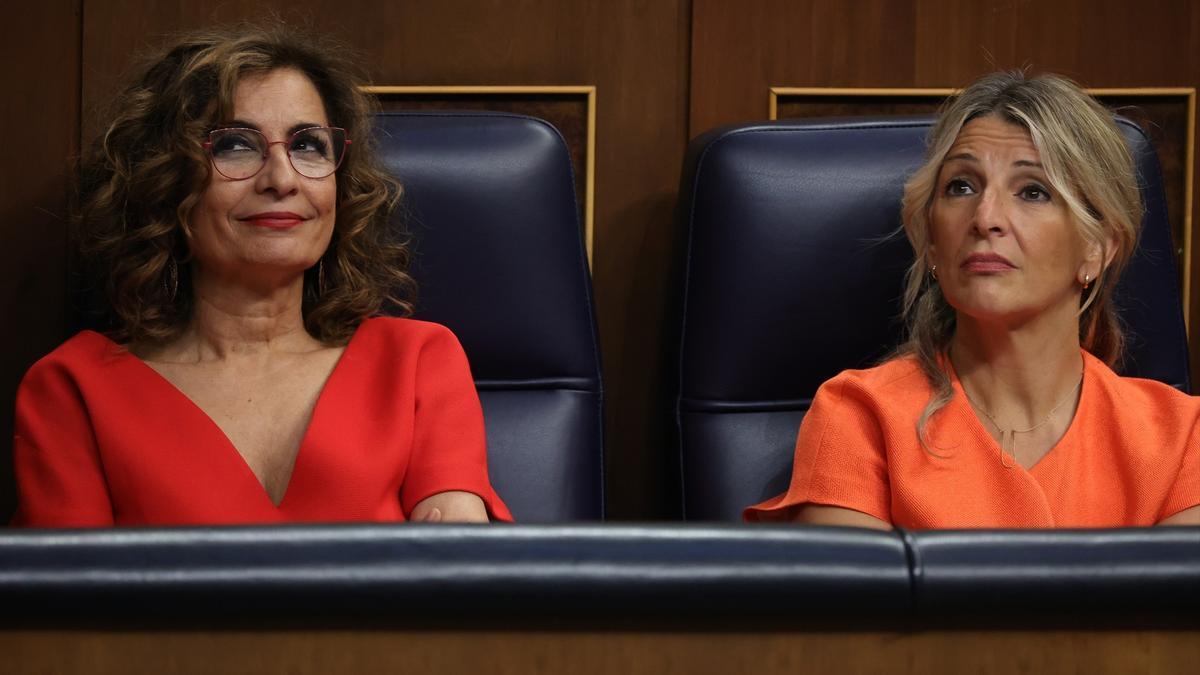 La vicepresidenta primera y ministra de Hacienda, María Jesús Montero (i) y la vicepresidenta segunda y ministra de Trabajo, Yolanda Díaz (d),