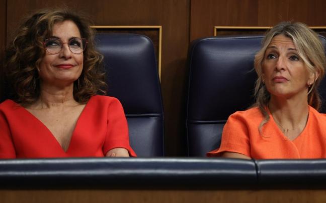 La vicepresidenta primera y ministra de Hacienda, María Jesús Montero (i) y la vicepresidenta segunda y ministra de Trabajo, Yolanda Díaz (d),