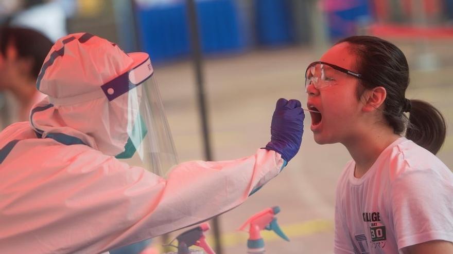 Una joven realiza una prueba PCR en China.