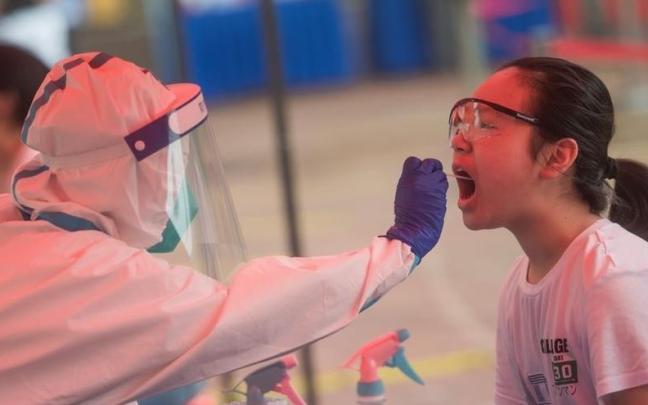 Una joven realiza una prueba PCR en China.
