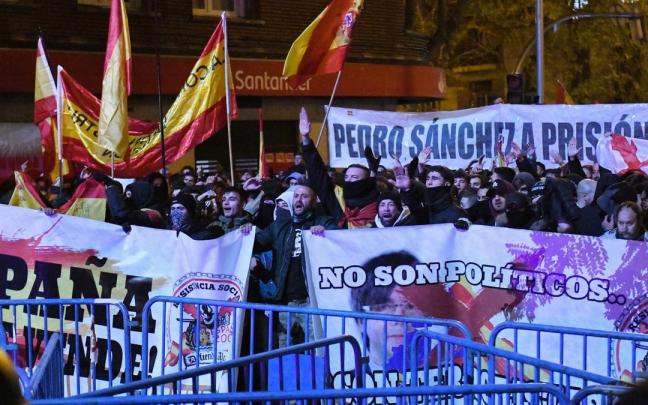 Los manifestantes ante Ferraz en la segunda noche de disturbios. Los manifestantes ante Ferraz en la segunda noche de disturbios.