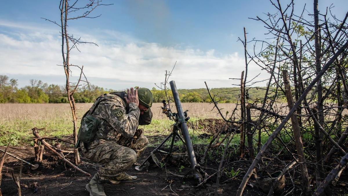 Un soldado ataca posiciones enemigas en el frente de Bajmut.
