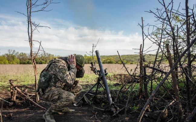 Un soldado ataca posiciones enemigas en el frente de Bajmut.