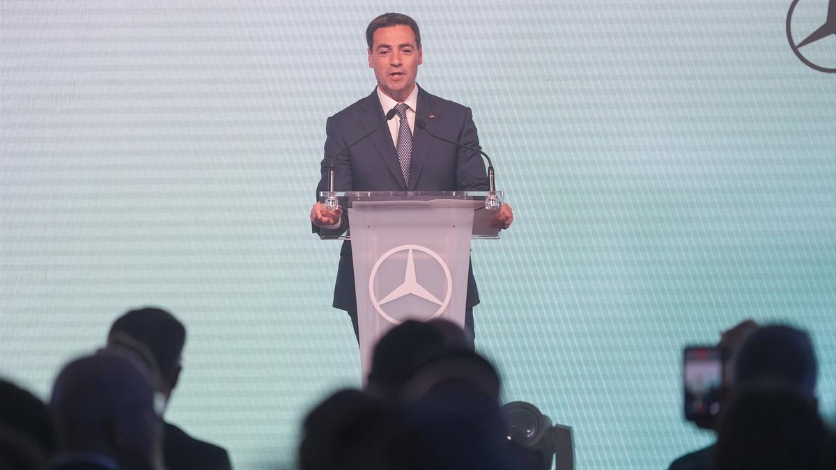 Pradales, durante la celebración del acto de presentación institucional del inicio de producción del nuevo modelo de vehículo eléctrico VLE de Mercedes-Benz, a 12 de junio de 2026.