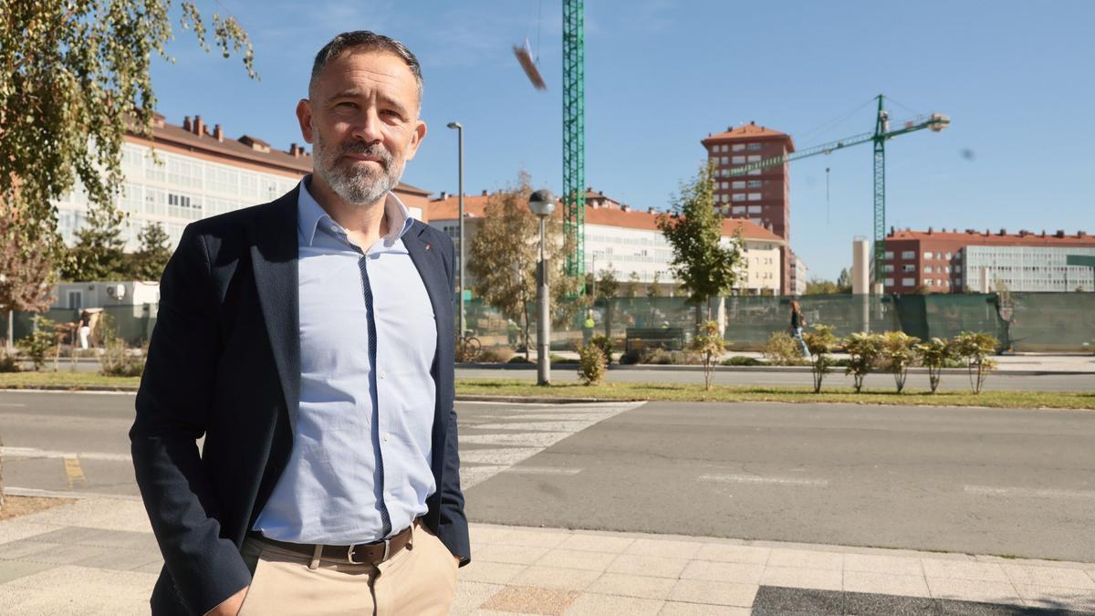Denis Itxaso junto a unas obras de construcción de viviendas en las inmediaciones de Lakua