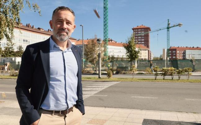 Denis Itxaso junto a unas obras de construcción de viviendas en las inmediaciones de Lakua