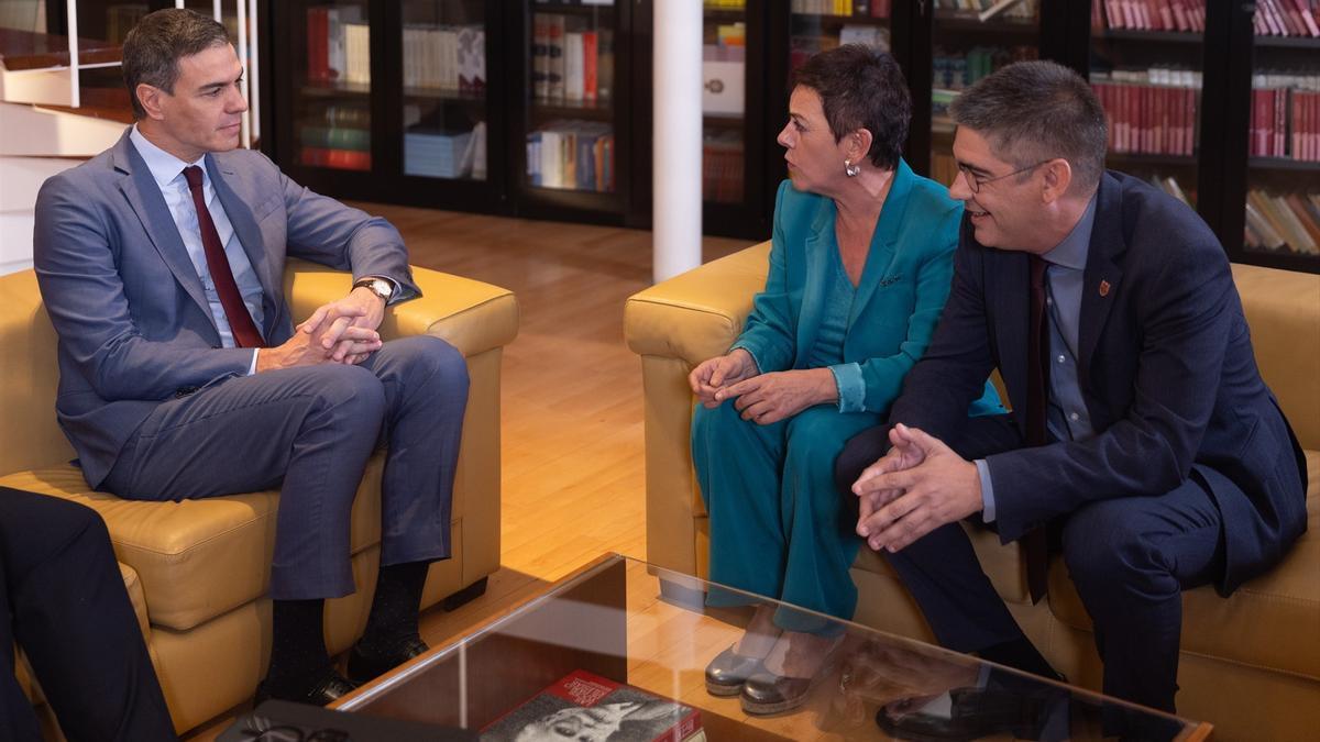 Pedro Sánchez, durante el encuentro con la portavoz de EH Bildu en el Congreso, Mertxe Aizpurua, y el portavoz de la coalición en el Senado, Gorka Elejabarrieta.